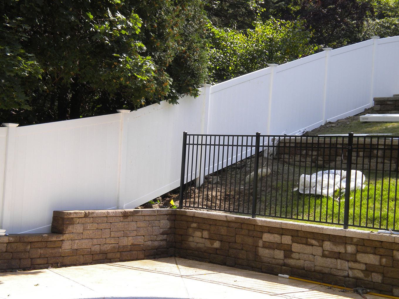 Photo of vinyl and aluminum fence in Mahopac, NY