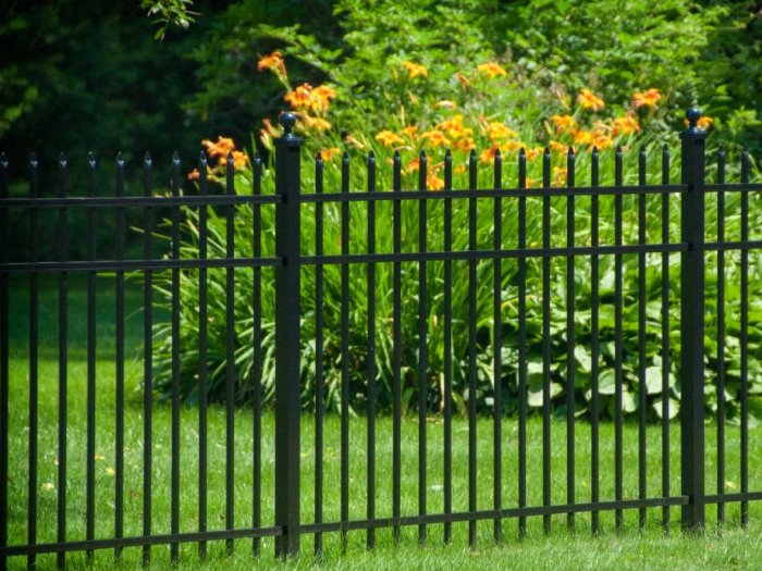 Aluminum fence - Pressed Point 3-Rail 48 inch  tall style